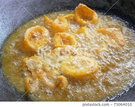 Squid cut into small pieces and fried with flour. The flour has been mixed with eggs to add flavour and to make it crisper. Squid cut into small pieces and fried with flour. The flour has been mixed with eggs to add flavour and to make it crisper. 73064010
