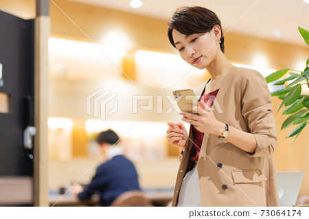 商務人士遠程辦公 73064174