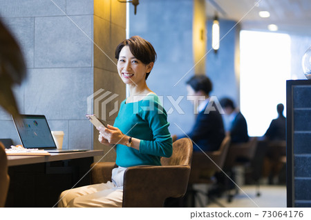 商務人士遠程辦公 73064176