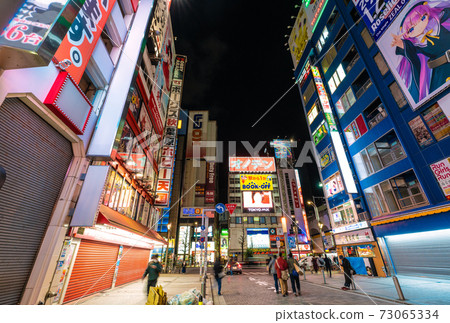 日本新年的東京，秋葉原的東京都市風景。請求“緊急聲明” = 2021年1月2日 73065334