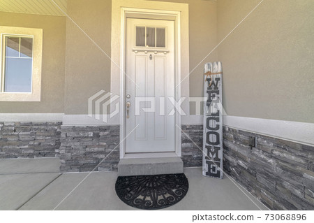 Welcome sigh at the front door of a house 73068896