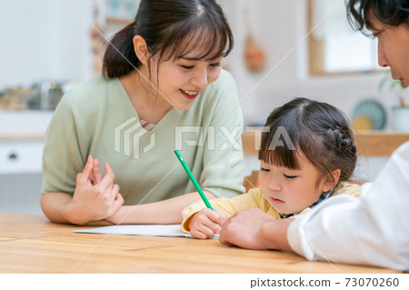家中的幼兒教育 73070260