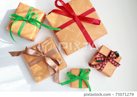 Lots of gift boxes on a white background Lots of gift boxes on a white background 73071279