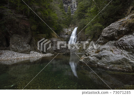 Fudonanaeno Falls, the bottom part (Shimokitayama Village, Yoshino District, Nara Prefecture) 73071285