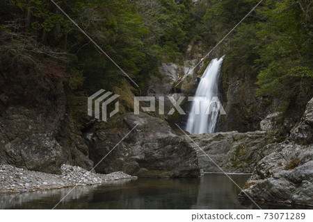 Fudonanaeno Falls, the bottom part (Shimokitayama Village, Yoshino District, Nara Prefecture) Fudonanaeno Falls, the bottom part (Shimokitayama Village, Yoshino District, Nara Prefecture) 73071289