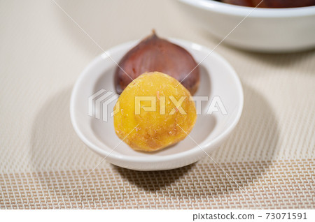 Autumn taste Boiled chestnuts and astringent skin 73071591