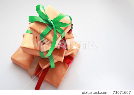 Lots of gift boxes on a white background Lots of gift boxes on a white background 73071607