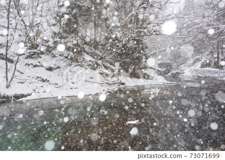 冬信瀑佈在冬天 73071699