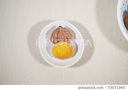 Autumn taste boiled chestnuts 73071940