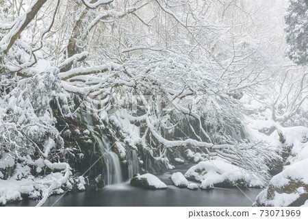 Winter's former falls underwater water 73071969