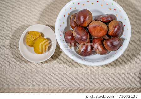 Autumn taste boiled chestnuts 73072133