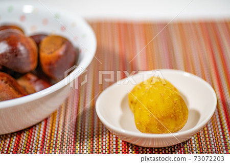 Autumn taste boiled chestnuts Autumn taste boiled chestnuts 73072203