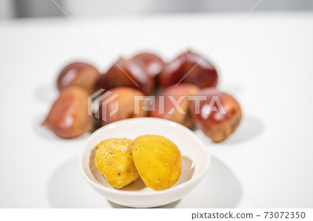Autumn taste boiled chestnuts 73072350