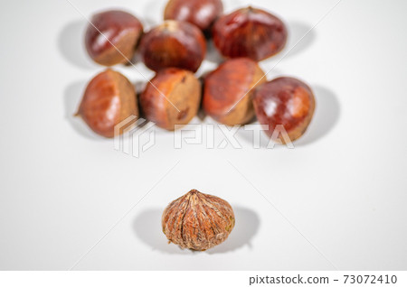Autumn taste boiled chestnuts 73072410