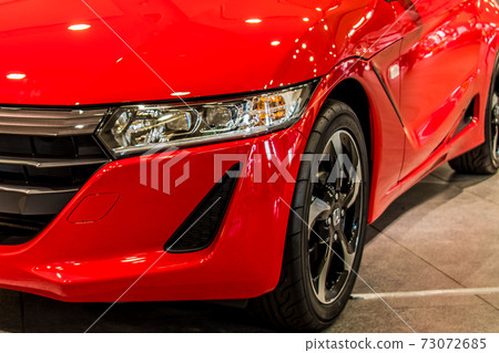 紅色跑車大燈和前輪 73072685