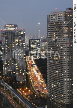 Scenery between buildings 2 73072861