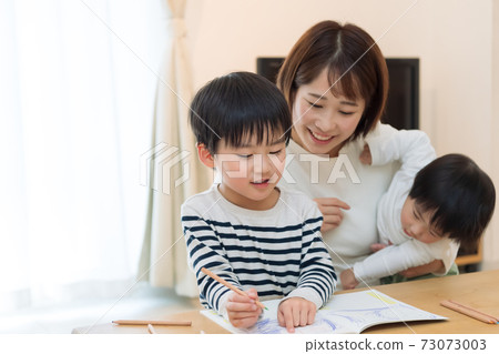 孩子和媽媽在家學習 73073003