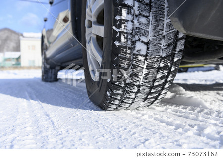 無釘輪胎在雪地上 73073162