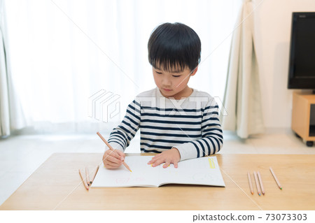 男孩在家學習 73073303