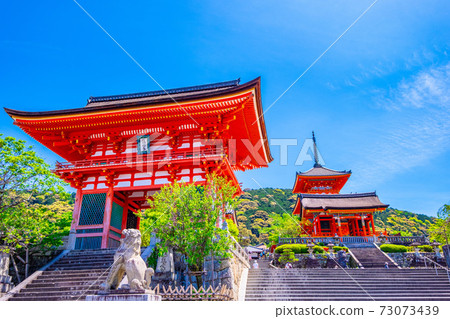 The gates of Kiyomizudera 73073439