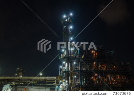 Keihin Industrial Area: Night view of the factory near the cargo yard in Chidori-cho, Kawasaki City] 73073676