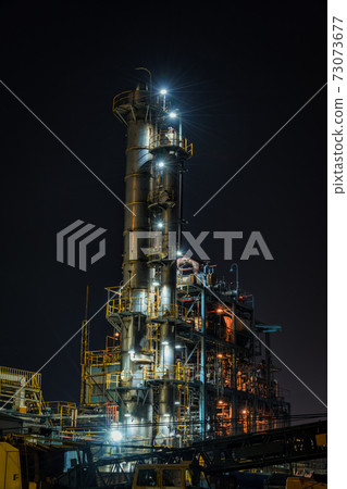 Keihin Industrial Area: Night view of the factory near the cargo yard in Chidori-cho, Kawasaki City] 73073677