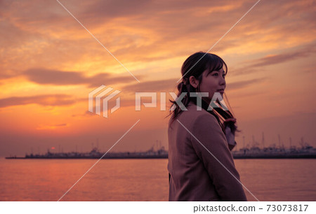 一個女人在她的旅行的港口看日落 73073817