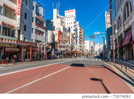 Tokyo cityscape of Japan New Year's Tokyo Asakusa. Shinnaka-dori entrance. Request "State of Emergency" = January 2, 2021 Tokyo cityscape of Japan New Year's Tokyo Asakusa. Shinnaka-dori entrance. Request "State of Emergency" = January 2, 2021 73074081