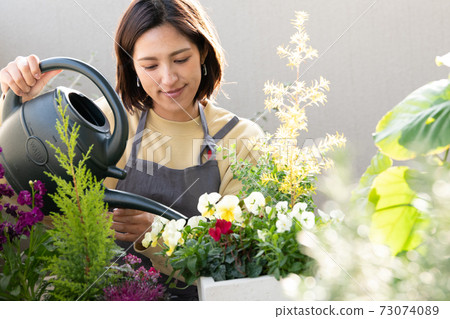 A woman who cares for gardening and group planting 73074089