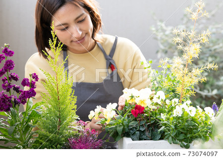 一個喜歡園藝和小組種植的女人 73074097