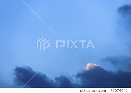 天空和雲彩背景(焦慮,不安,負面表達) 天空和雲彩背景(焦慮,不安,負面表達) 73074441