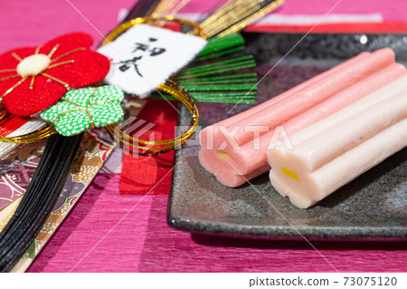 New Year's Fu (Namafu): Red and white Hanafu, traditional Japanese ingredients, rich in gluten, congratulations on red and white. 73075120