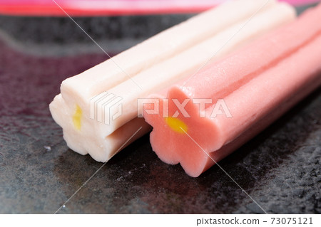 New Year's Fu (Namafu): Red and white Hanafu, traditional Japanese ingredients, rich in gluten, congratulations on red and white. New Year's Fu (Namafu): Red and white Hanafu, traditional Japanese ingredients, rich in gluten, congratulations on red and white. 73075121