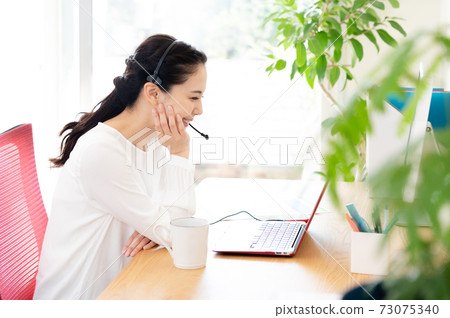 開會的女人 開會的女人 73075340