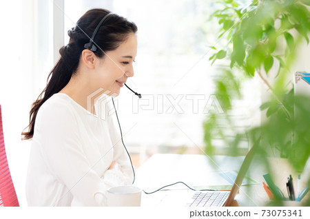 開會的女人 73075341