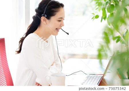 開會的女人 開會的女人 73075342