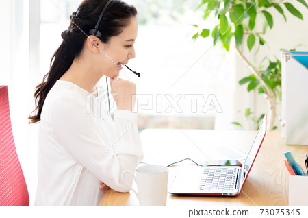 開會的女人 73075345