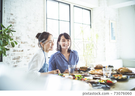 享受家庭聚會的婦女 73076060