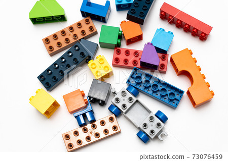 很多五顏六色的積木玩具 73076459