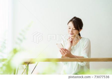 婦女有智能手機白色背景 73077536