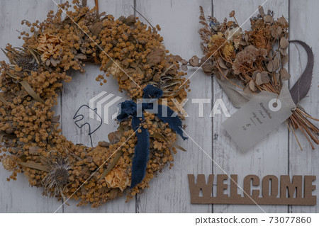 Fashionable dried flower wreath on a white board wall 73077860