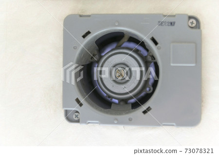 拆卸和清潔過程中的通風風扇 73078321