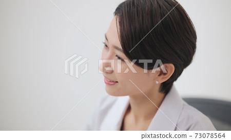 醫學圖像：穿白袍的女人 73078564
