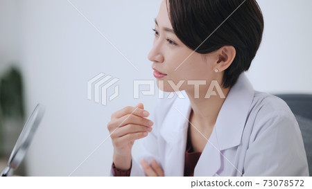 Medical image: A woman in a white coat 73078572