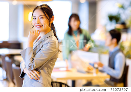 女性商業形象 73078797