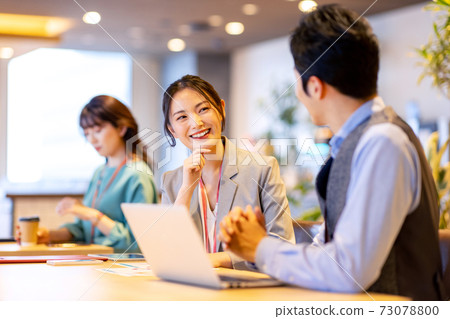 Business men and women meetings Business men and women meetings 73078800