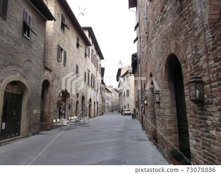 Street corner of San Gimignano 73078886