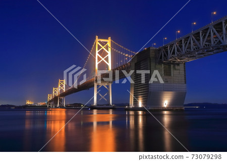 [香川縣]瀨戶大橋的夜景（照亮） 73079298