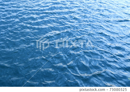 冷水面2，晴天和冷風吹來的池塘的水面圖案風景 73080325