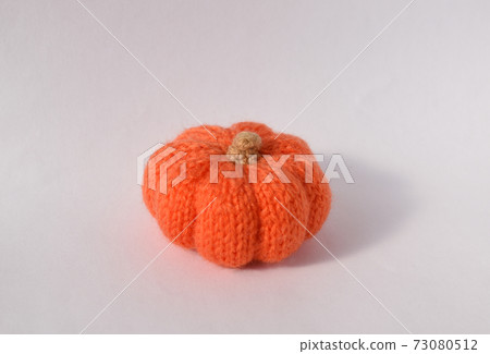 Pumpkin hand-knitted with yarn 73080512